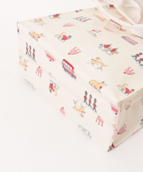 Cath Kidston(キャスキッドソン)の「ミディアム ブックバッグ Queenies London(トートバッグ・レディース・クリーム・FREE)」の6枚目の写真