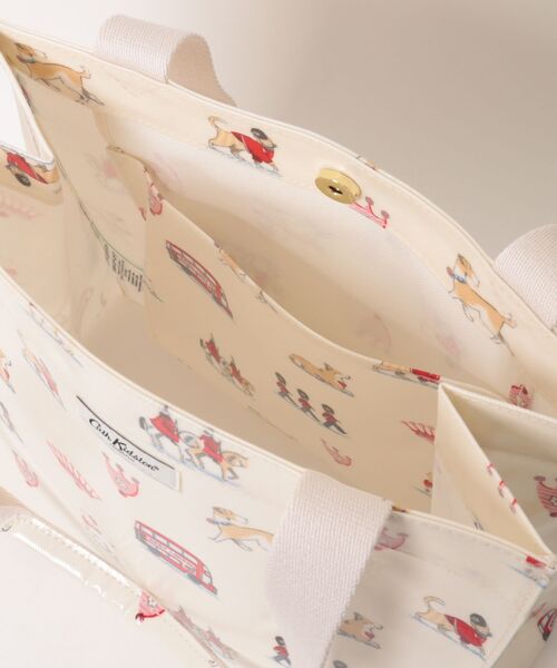 Cath Kidston(キャスキッドソン)の「ミディアム ブックバッグ Queenies London(トートバッグ・レディース・クリーム・FREE)」の7枚目の写真