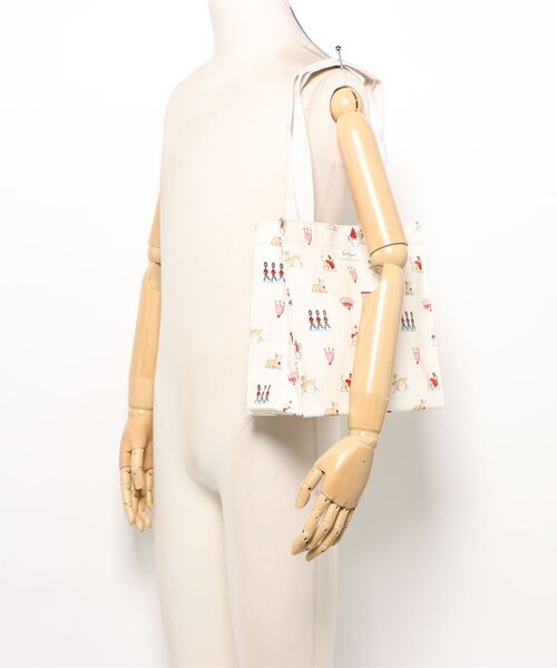 Cath Kidston(キャスキッドソン)の「ミディアム ブックバッグ Queenies London(トートバッグ・レディース・クリーム・FREE)」の8枚目の写真