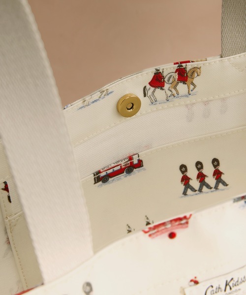 Cath Kidston(キャスキッドソン)の「ミディアム ブックバッグ Queenies London(トートバッグ・レディース・クリーム・FREE)」の3枚目の写真