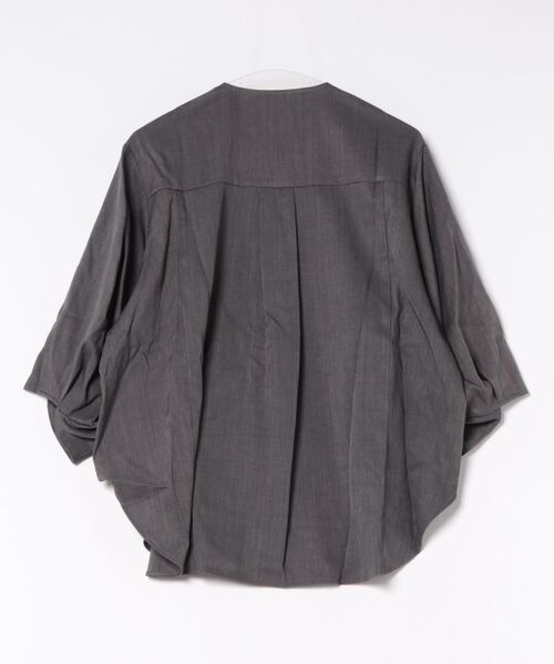 antiqua(アンティカ)の「Vネック タック シャツ(シャツ/ブラウス・レディース・グレー/ブラック/グレー系その他・ONESIZE)」の4枚目の写真