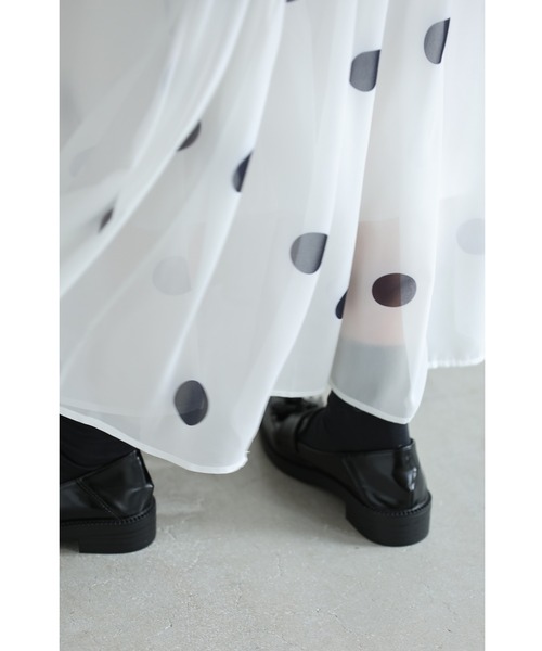 cawaii（カワイイ）の「ドット柄舞うシアーミディアムスカート（スカート・レディース・ホワイト・FREE）」の4枚目の写真