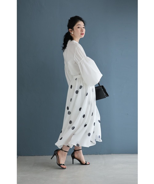 cawaii（カワイイ）の「ドット柄舞うシアーミディアムスカート（スカート・レディース・ホワイト・FREE）」の2枚目の写真