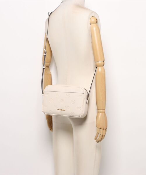 MICHAEL KORS(マイケルコース)の「JET SET TRAVEL LG CAMERA XBODY Crossbody(ショルダーバッグ・レディース・ベージュ系・FREE)」の5枚目の写真