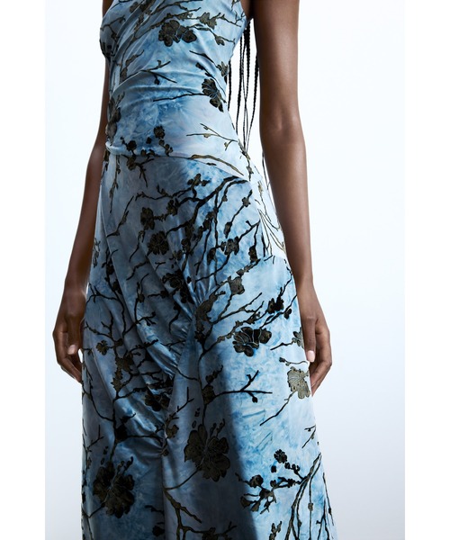 Desigual（デシグアル）の「ボタニカル総柄ロングワンピース（ワンピース・レディース・ブルー・S/M/L/XL/XS）」の2枚目の写真