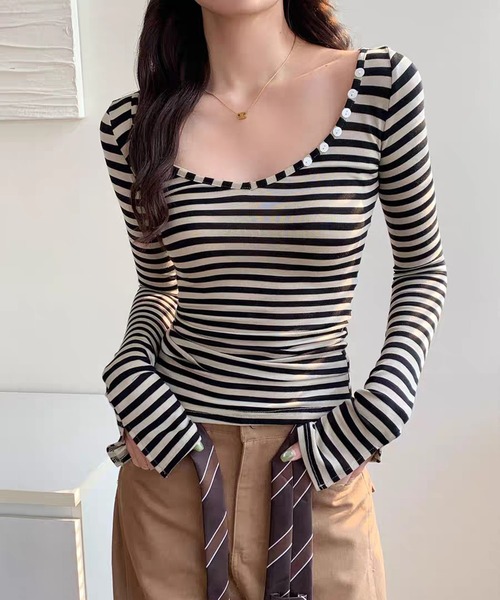 AsheKsha（アシクシャ）の「ゆったりとしたフレンチスタイルのストライプスクエアネックトップス（Tシャツ/カットソー・レディース・ブラック・M）」の6枚目の写真