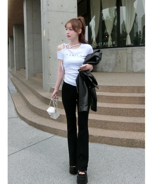 Darich(ダーリッチ)の「ネックリボンワンショルダーTシャツ(Tシャツ/カットソー・レディース・ブラック/ピンク/ホワイト・FREE)」の6枚目の写真