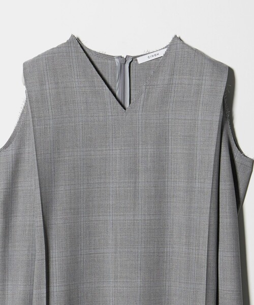 UNITED ARROWS(ユナイテッドアローズ)の「<CINOH>Vネック ドレス(ワンピース・レディース・グレー系・36)」の3枚目の写真