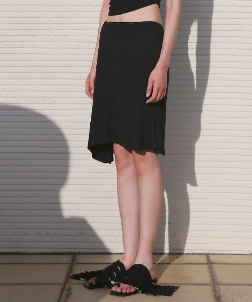Seivson(セイヴソン)の「CleanSkin Asymmetric Skirt(スカート・レディース・ブラック/オフホワイト・SMALL/MEDIUM/LARGE)」の3枚目の写真