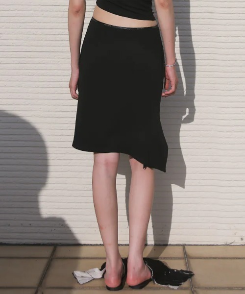 Seivson(セイヴソン)の「CleanSkin Asymmetric Skirt(スカート・レディース・ブラック/オフホワイト・SMALL/MEDIUM/LARGE)」の4枚目の写真