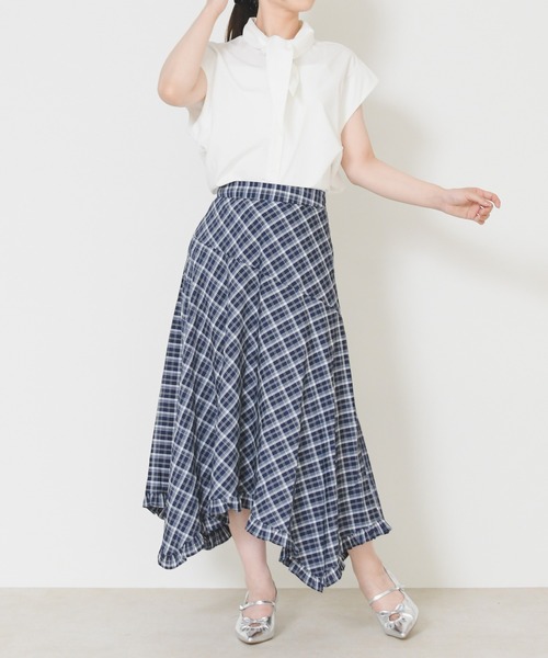MISCH MASCH(ミッシュマッシュ)の「2026春夏新作 チェック柄アシメヘムロングスカート(スカート・レディース・ベージュ/ネイビー・フリ-)」の7枚目の写真