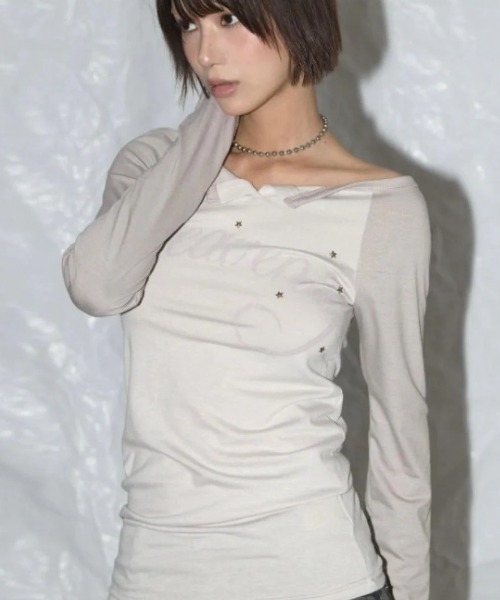FANCY CLUB(ファンシークラブ)の「【FANCY CLUB】HEAVENLY OFF-SHOULDER LONG SLEEVE / 【ファンシークラブ】ヘブンリーオフショルダー長袖Tシャツ(Tシャツ/カットソー・レディース・ベージュ/チャコール・ONE SIZE)」の2枚目の写真