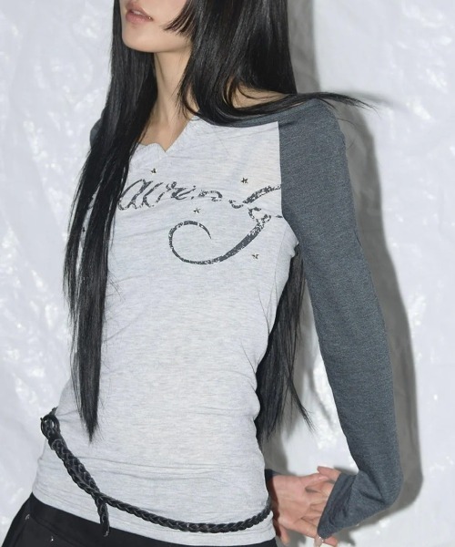 FANCY CLUB(ファンシークラブ)の「【FANCY CLUB】HEAVENLY OFF-SHOULDER LONG SLEEVE / 【ファンシークラブ】ヘブンリーオフショルダー長袖Tシャツ(Tシャツ/カットソー・レディース・ベージュ/チャコール・ONE SIZE)」の4枚目の写真
