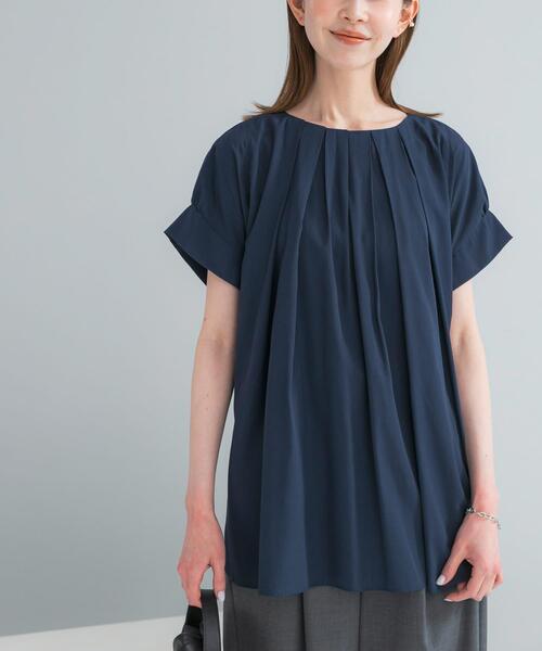URBAN RESEARCH ROSSO WOMEN(アーバンリサーチ ロッソ)の「『一部WEB限定カラー』タックデザインブラウス(シャツ/ブラウス・レディース・グリーン系その他/ネイビー/ブラウン/オフホワイト・FREE)」の4枚目の写真