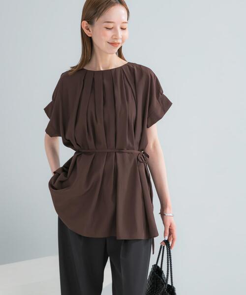 URBAN RESEARCH ROSSO WOMEN(アーバンリサーチ ロッソ)の「『一部WEB限定カラー』タックデザインブラウス(シャツ/ブラウス・レディース・グリーン系その他/ネイビー/ブラウン/オフホワイト・FREE)」の2枚目の写真