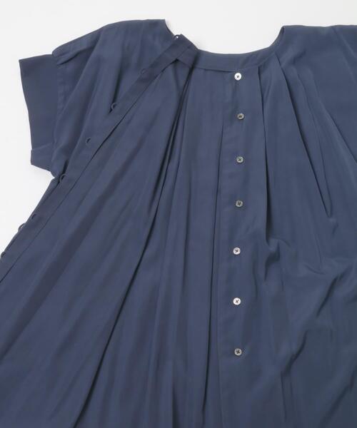 URBAN RESEARCH ROSSO WOMEN(アーバンリサーチ ロッソ)の「『一部WEB限定カラー』タックデザインブラウス(シャツ/ブラウス・レディース・グリーン系その他/ネイビー/ブラウン/オフホワイト・FREE)」の16枚目の写真