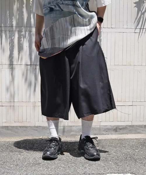 my beautiful landlet(マイビューティフルランドレット)の「【my beautiful landlet】 SUPER 100's WOOL OXFORD WIDE HALF PANTS(その他パンツ・メンズ・ブラック・1)」の1枚目の写真