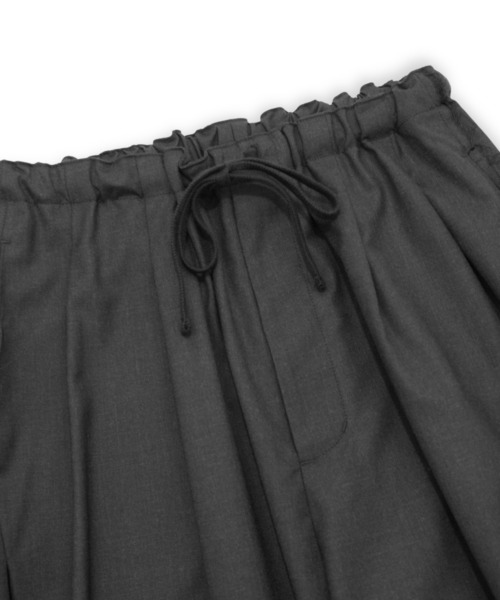 my beautiful landlet(マイビューティフルランドレット)の「【my beautiful landlet】 SUPER 100's WOOL OXFORD WIDE HALF PANTS(その他パンツ・メンズ・ブラック・1)」の2枚目の写真