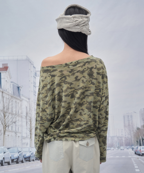 SOMSOC(ソムソック)の「VOER CAMO ASYMMETRY TOP_GREEN(Tシャツ/カットソー・レディース・その他・FREE)」の2枚目の写真