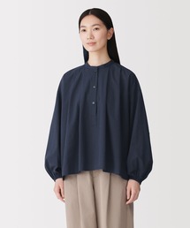 婦人 まっすぐ仕立てたブラウス
