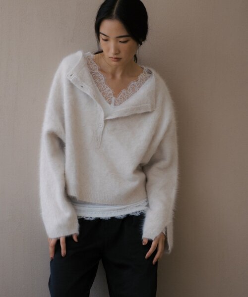 SHENERY(シーナリー)の「ファーカシミヤ2WAYヘンリーニット(ニット/セーター・レディース・チャコールグレー/オフホワイト/ブルー系その他/キャメル・FREE)」の8枚目の写真