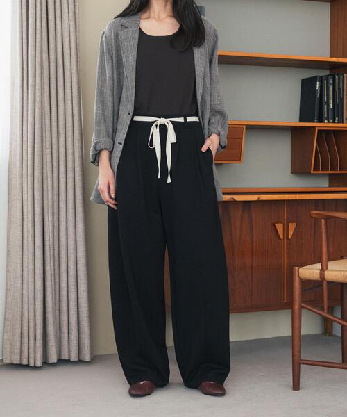 URBAN RESEARCH DOORS（アーバンリサーチドアーズ）の「ウエストリボンカットカーブパンツ（その他パンツ・レディース・ブラック/グレー系その他・MEDIUM/SMALL）」の2枚目の写真