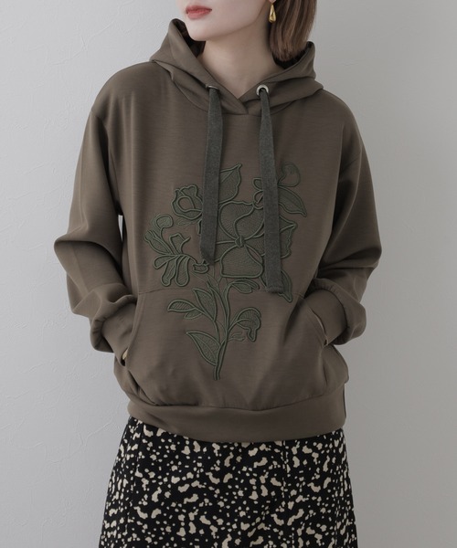 BRODIAEA(ブローディア)の「BRODIAEA フラワー刺繍パーカー(パーカー・レディース・カーキ・40)」の1枚目の写真