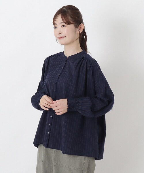 one'sterrace(ワンズテラス)の「袖シャーリングコットンブラウス(シャツ/ブラウス・レディース・ネイビー系5/ブラック系8/キャメル・02)」の2枚目の写真