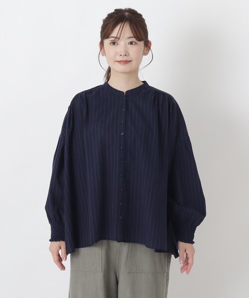one'sterrace(ワンズテラス)の「袖シャーリングコットンブラウス(シャツ/ブラウス・レディース・ネイビー系5/ブラック系8/キャメル・02)」の4枚目の写真