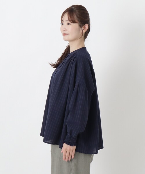 one'sterrace(ワンズテラス)の「袖シャーリングコットンブラウス(シャツ/ブラウス・レディース・ネイビー系5/ブラック系8/キャメル・02)」の5枚目の写真