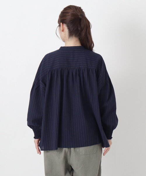 one'sterrace(ワンズテラス)の「袖シャーリングコットンブラウス(シャツ/ブラウス・レディース・ネイビー系5/ブラック系8/キャメル・02)」の6枚目の写真