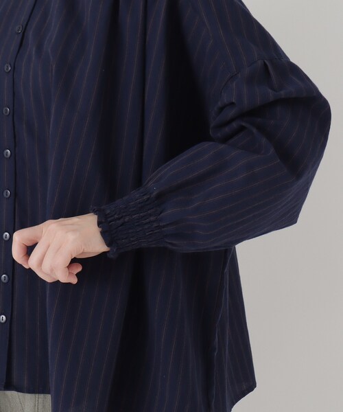 one'sterrace(ワンズテラス)の「袖シャーリングコットンブラウス(シャツ/ブラウス・レディース・ネイビー系5/ブラック系8/キャメル・02)」の8枚目の写真