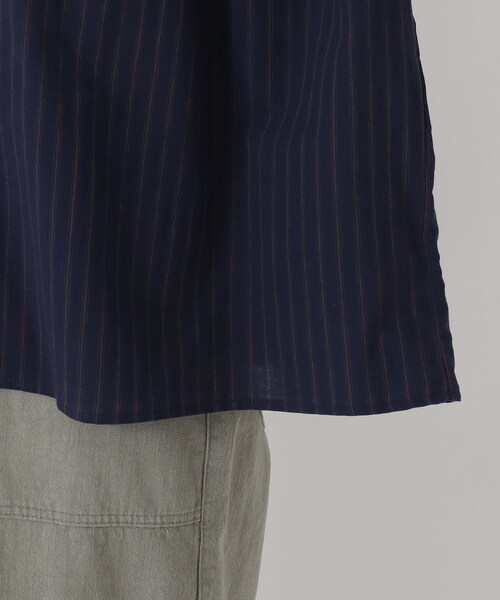one'sterrace(ワンズテラス)の「袖シャーリングコットンブラウス(シャツ/ブラウス・レディース・ネイビー系5/ブラック系8/キャメル・02)」の9枚目の写真