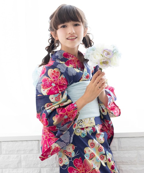 KYOETSU（キョウエツ）の「浴衣 女の子 子供 3点セット( 浴衣 + 帯 + 下駄 ) レトロB（浴衣・キッズ・ホワイト系その他/ピンク系その他/オレンジ系その他/ホワイト系その他2/ブルー系その他4/ブルー系その他6/ピンク系その他2/レッド系その他2/オレンジ系その他3/オレンジ系その他4/レッド系その他/ブルー系その他5/オレンジ系その他2/ブルー系その他2/ブルー系その他3/ブルー系その他/その他2/その他1/その他6/その他7/その他4/その他5/その他3・130/150/140）」の4枚目の写真