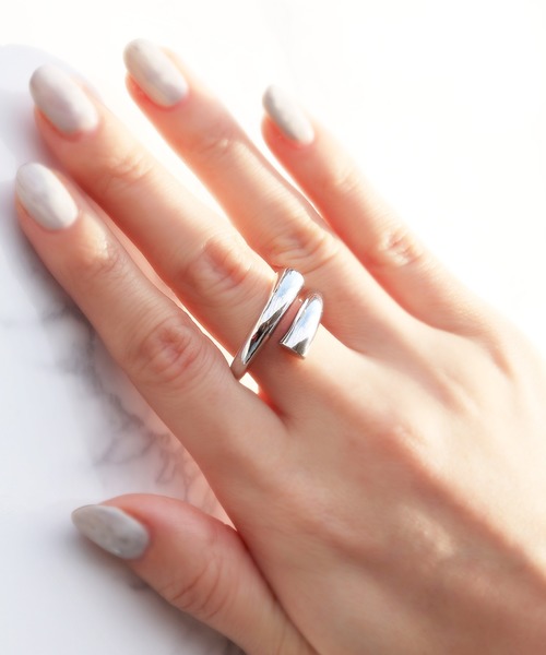 florist(フローリスト)の「【2種展開】ボールドなパイプリング(リング・レディース・ゴールド系その他/シルバー系その他/ゴールド系その他2/シルバー系その他2・FREE)」の2枚目の写真