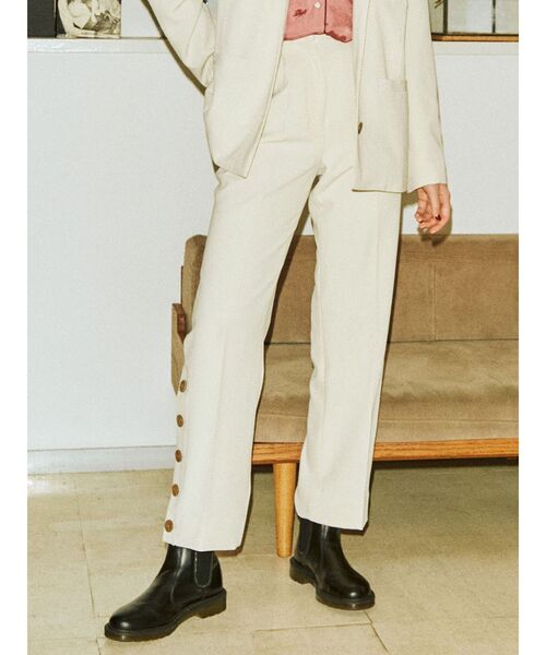 jouetie（ジュエティ）の「ヘムボタンスリットパンツ（スラックス・レディース・ブラック/パープル/オレンジ/グリーン/アイボリー・MEDIUM）」の2枚目の写真