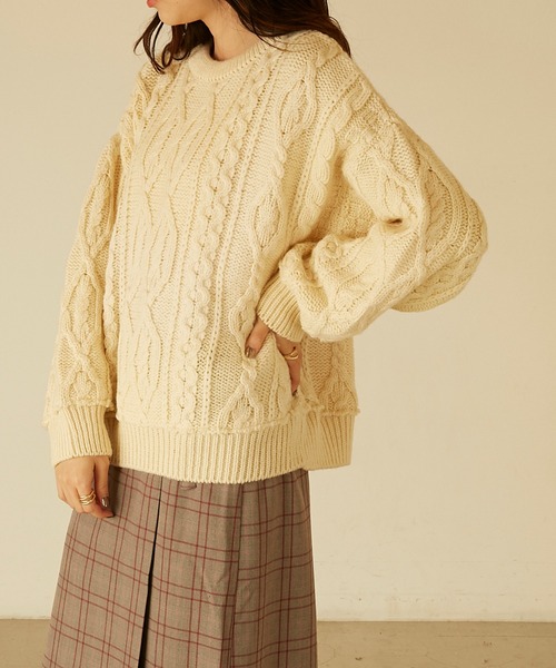 ANGIE（アンジー）の「RE リメイククロップドアランニット（ニット/セーター・レディース・ベージュ/アイボリー・FREE）」の2枚目の写真