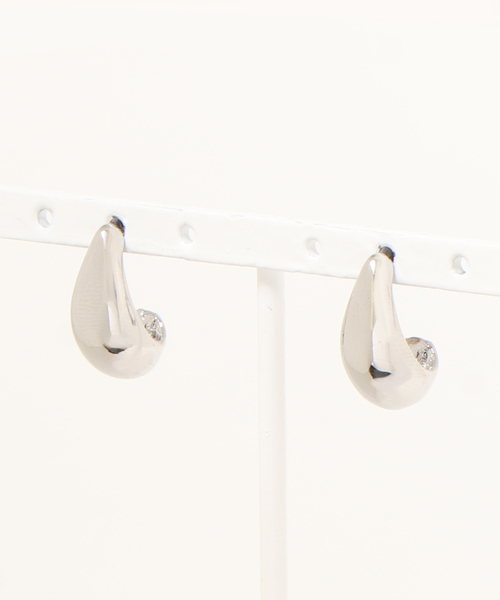 koe（コエ）の「メタル涙型ピアス（ピアス（両耳用）・レディース・ゴールド/シルバー・FREE）」の2枚目の写真