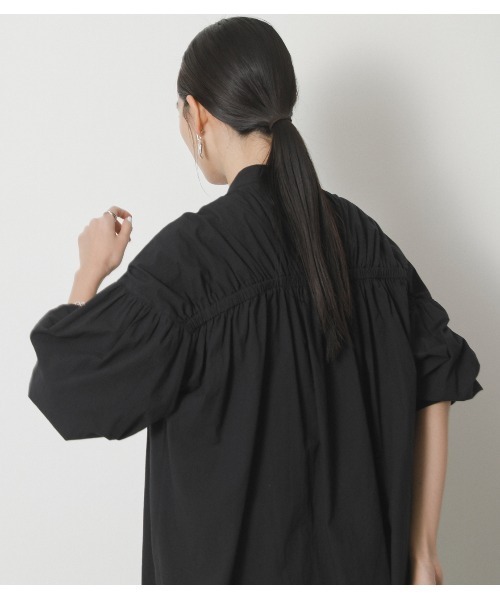 crie conforto(クリーコンフォルト)の「後ろギャザーボリュームブラウス(シャツ/ブラウス・レディース・ブラック/オフホワイト・FREE)」の3枚目の写真