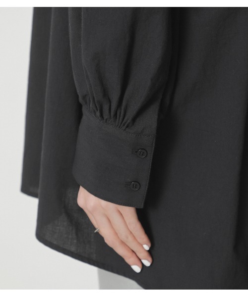 crie conforto(クリーコンフォルト)の「後ろギャザーボリュームブラウス(シャツ/ブラウス・レディース・ブラック/オフホワイト・FREE)」の5枚目の写真