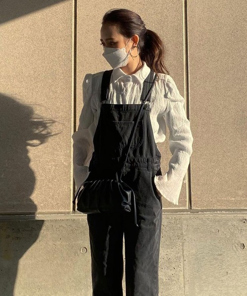 ANDJ(アンドジェイ)の「シャーリングプリーツパワーショルダーブラウス(シャツ/ブラウス・レディース・ブルー/ホワイト・M)」の2枚目の写真