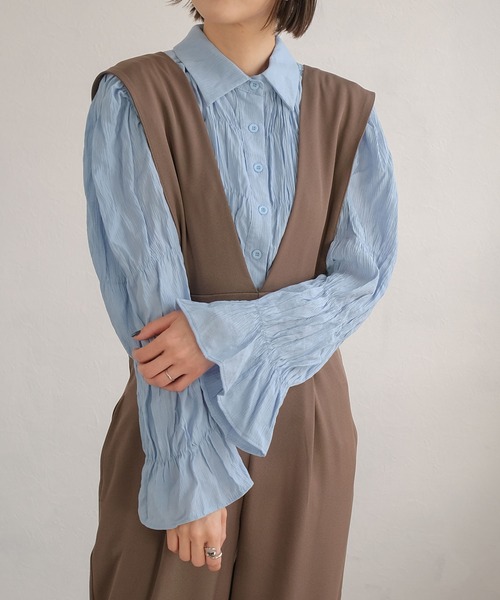 ANDJ(アンドジェイ)の「シャーリングプリーツパワーショルダーブラウス(シャツ/ブラウス・レディース・ブルー/ホワイト・M)」の1枚目の写真