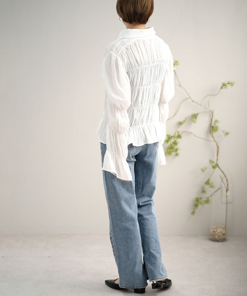 ANDJ(アンドジェイ)の「シャーリングプリーツパワーショルダーブラウス(シャツ/ブラウス・レディース・ブルー/ホワイト・M)」の5枚目の写真