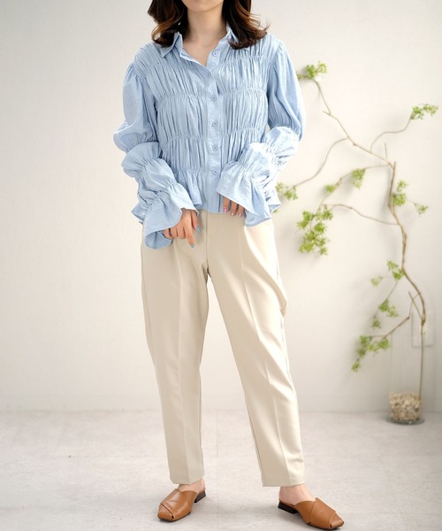 ANDJ(アンドジェイ)の「シャーリングプリーツパワーショルダーブラウス(シャツ/ブラウス・レディース・ブルー/ホワイト・M)」の3枚目の写真