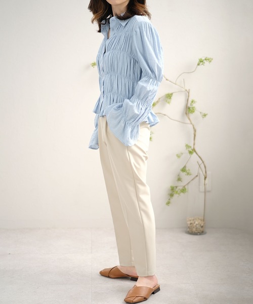 ANDJ(アンドジェイ)の「シャーリングプリーツパワーショルダーブラウス(シャツ/ブラウス・レディース・ブルー/ホワイト・M)」の15枚目の写真