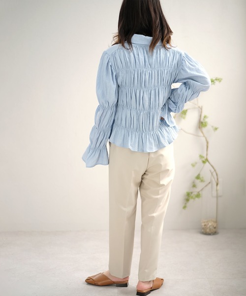 ANDJ(アンドジェイ)の「シャーリングプリーツパワーショルダーブラウス(シャツ/ブラウス・レディース・ブルー/ホワイト・M)」の20枚目の写真