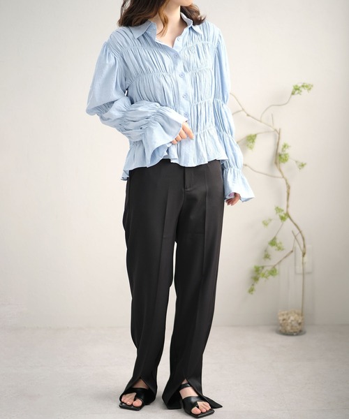 ANDJ(アンドジェイ)の「シャーリングプリーツパワーショルダーブラウス(シャツ/ブラウス・レディース・ブルー/ホワイト・M)」の13枚目の写真