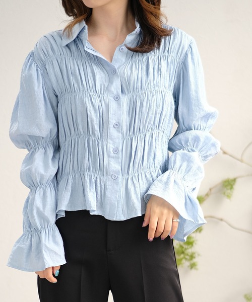 ANDJ(アンドジェイ)の「シャーリングプリーツパワーショルダーブラウス(シャツ/ブラウス・レディース・ブルー/ホワイト・M)」の6枚目の写真