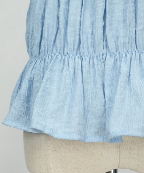 ANDJ(アンドジェイ)の「シャーリングプリーツパワーショルダーブラウス(シャツ/ブラウス・レディース・ブルー/ホワイト・M)」の7枚目の写真