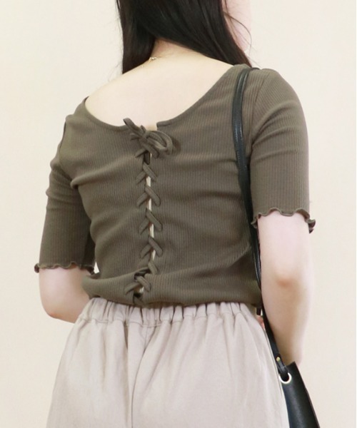 Monocoro toppi(モノコロトッピ)の「スリム Tシャツ メロー カットソー バックリボン トップス(シャツ/ブラウス・レディース・ブラック/ベージュ/オフホワイト/ブラウン系その他/グリーン系その他・M)」の1枚目の写真
